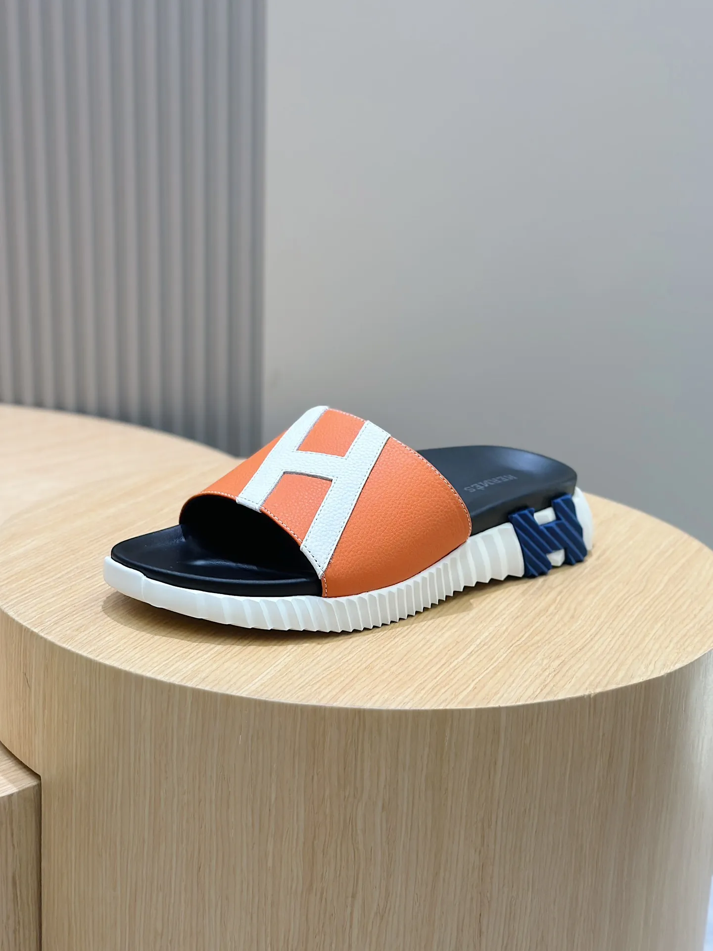 Factory price: 360💰Hermès [HERMÈS] Top Herme*H Home Hermès Men's Sandals and Slippers-Original Reproduction. Purchase the original version and make it one to one. The outsole is privately molded. The color of the outsole corresponding to each color is the same as the original version. Come to those who know the stuff 💪 The ultra-light soles are designed in contrasting colors, and they feel so comfortable on your feet! Calfskin, cowhide feet, private model outsole. Size: 39-44 (customized at 38.45)